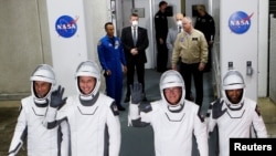 Anggota kru NASA's SpaceX Crew-6 mission yang akan dikirim ke Stasiun Antariksa Internasional (ISS) menyapa publik dalam sebuah acara di Cape Canaveral, Florida, pada 26 Februari 2023. (Foto: Reuters/Joe Skipper)