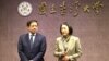 台大校长管中闵(左)和副校长周家蓓12月2日在台大行政楼第一会议厅就香港访问生来台暂读事宜向媒体简报。（齐勇明， 美国之音）
