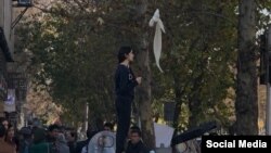 İranda məcburi hicaba etiraz dalğasını başladan qadın