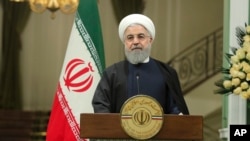 រូបឯកសារ៖ ​ប្រធានាធិបតី​អ៊ីរ៉ង់ ​Hassan Rouhani ​ថ្លែង​ក្នុង​សន្និសីទ​សារព័ត៌មាន​ជាមួយ​សមភាគី​អ៊ីរ៉ាក់ នៅ​ទីក្រុង​តេហេរ៉ង់ កាល​ពី​ថ្ងៃ​ទី​១៧ វិច្ឆិកា ២០១៨។