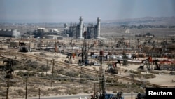 Bombas de extracción en un campo petrolero Midway Sunset, en California, Estados Unidos.