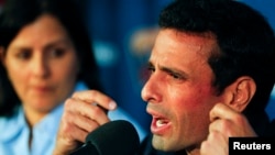 Venezuela's opposition leader Henrique Capriles talks to the media during a news conference in Caracas, Apr. 18, 2013. 