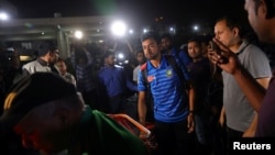 Sabbir Ahmed, seorang anggota tim kriket Bangladesh tiba di Bandara Internasional Hazrat Shahjalal di Dhaka Bangladesh, 16 Maret, setibanya dari Selandia Baru. Tim kriket Bangladesh berhasil lolos dari penembakan di masjid di Kota Christchurch. 
