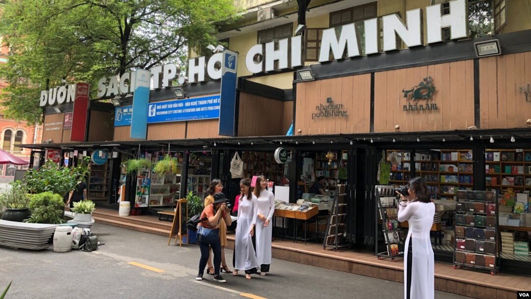 Từ hướng Nhà Thờ Đức Bà tới đường Hai Bà Trưng, bên trái là 20 gian hàng sách. Hình minh họa. [photo by Ngô Thế Vinh]