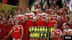 Tim Ferrari merayakan kemenangan di paddock pada GP Bahrain bulan Maret 2010. Alonso menjuarai GP Bahrain dan Massa berada di urutan kedua. Situasi keamanan yang tidak menentu membuat penyelenggaraan GP Bahrain tahun ini terganggu.