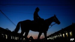 Un jinete regresa a los graneros en Churchill Downs el viernes 30 de abril de 2021, en Louisville, Ky. La carrera número 147 del Derby de Kentucky está programada para el sábado 1 de mayo (AP Photo / Brynn Anderson)