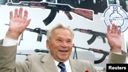 러시아 소총 AK-47 발명자 칼라슈니코프가 지난 2007년 국방에 기여한 공로로 훈장을 수여 받았다.