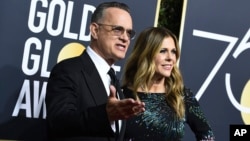 Tom Hanks y su esposa Rita Wilson llegan a la 75.a entrega anual de los Golden Globe Awards en el Beverly Hilton Hotel el domingo 7 de enero de 2018 en Beverly Hills, California (Foto de Jordan Strauss / Invision / AP).
