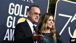 Tom Hanks y su esposa Rita Wilson llegan a la entrega de los Globos de Oro. Hotel Beverly Hilton, Beverly Hills, California. Enero 7, 2018.