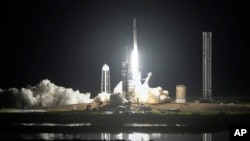 Un cohete Falcon 9 de SpaceX con una tripulación de cuatro personas despega de la plataforma 39A del Centro Espacial Kennedy en Cabo Cañaveral, Florida, el martes 10 de septiembre de 2024. 