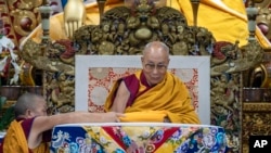 Pemimpin spiritual Tibet Dalai Lama di Dharamshala, India, Senin, 30 September 2024. (Foto AP/Ashwini Bhatia)