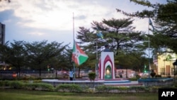 Bendera ta taifa la Burundi ikishushwa katika uwanja wa independent square mjini Bujumbura.