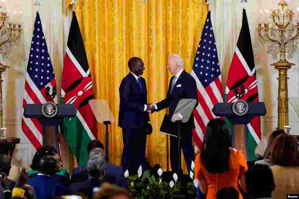 O Presidente do Quénia, William Ruto, e o Presidente dos EUA, Joe Biden, apertam as mãos durante uma conferência de imprensa conjunta na Casa Branca, em Washington, EUA, a 23 de maio de 2024. &nbsp;