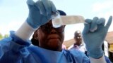 Seorang pekerja kesehatan mempersiapkan vaksi Ebola untuk diberikan pada para pekerja kesehatan dalam sebuah kampanye vaksinasi di Mbandaka, Kongo, 21 Mei 2018 (foto: AP Photo/John Bompengo)