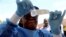 Seorang pekerja kesehatan mempersiapkan vaksi Ebola untuk diberikan pada para pekerja kesehatan dalam sebuah kampanye vaksinasi di Mbandaka, Kongo, 21 Mei 2018 (foto: AP Photo/John Bompengo)