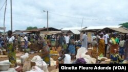 Vendeuses de maïs et autres céréales, le 27 septembre 2019. ( VOA/Ginette Fleure Adande)