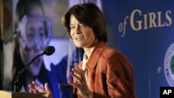 La ex astronauta Sally Ride habla en la primera Cumbre para el Avance de las Niñas en Matemáticas y Ciencias, en Washington, D.C. el 15 de mayo de 2006. 