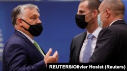 Mađarski premijer Viktor Orban sa premijerima Malte Robertom Abelom i Bugarske Rumenom Radevim na samitu EU u Briselu (Foto: Reuters/Olivier Hoslet)