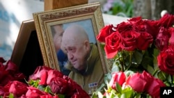 Slika vođe plaćeničke grupe Vagner na grobu u Sankt Peterburgu (Foto: AP/Dmitri Lovetsky)
