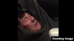 亞裔乘客David Dao從聯合航空客機被強行拖離的視頻已在互聯網上瘋傳 (互聯網視頻照片)
