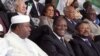 Le président gabonais Ali Omar-Bongo (à gauche), son homologue ivoirien Alassane Quattara (centre) et Jean Ping, alors président de la Commission de l'Union africaine, (à droite) participent à l'investiture du président Goodluck Jonathan à Abuja, Nigeria,