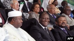 Le président gabonais Ali Omar-Bongo (à gauche), son homologue ivoirien Alassane Quattara (centre) et Jean Ping, alors président de la Commission de l'Union africaine, (à droite) participent à l'investiture du président Goodluck Jonathan à Abuja, Nigeria,