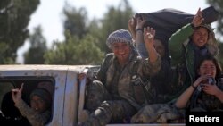 叙利亚民主力量女战士（2016年2月18日资料照）