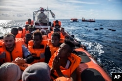 지난해 12월 리비아를 출발했다가 난파한 선박에 타고 있던 이주민들이 스페인 구호단체에 의해 구조됐다.