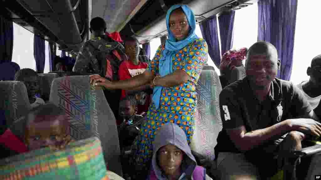 Les gens qui sont retournés à bord d&#39;un autobus à Banjul, le 22 janvier 2017.