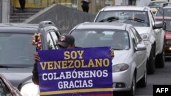 Un venezolano residente en Ecuador vende piruletas en una esquina en el lado norte de Quito, el 28 de enero de 2019.