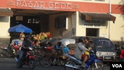 Aktivitas bisnis di pasar Solo dan di tempat-tempat lain tetap normal pasca penangkapan para pelaku teror serta ditemukannya bom rakitan dan bahan peledak (foto: VOA/Yudha Satriawan)