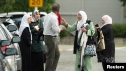 Beberapa anggota keluarga tampak di luar masjid Annur yang menjadi lokasi penembakan di Christchurch, Selandia Baru, 15 Maret 2019.