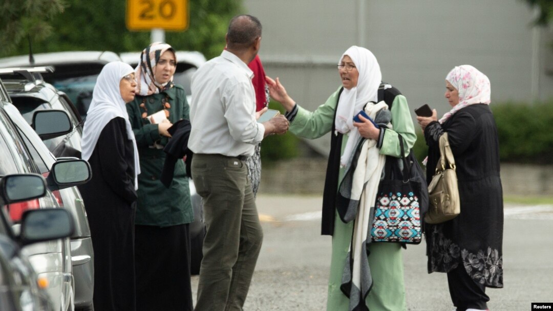 Beberapa anggota keluarga tampak di luar masjid Annur yang menjadi lokasi penembakan di Christchurch, Selandia Baru, 15 Maret 2019.