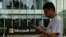 Un hombre usa su teléfono móvil mientras camina frente a la sede local de Microsoft en Beijing el 20 de julio de 2021, un día después de que Estados Unidos acusó a Beijing de llevar a cabo el ataque cibernético contra Microsoft.