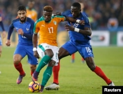 Serge Aurier est en action contre Moussa Sissoko au stade de Lens, en France, le 15 novembre 2016.