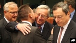 12일 그리스 재정 상황 평가를 위해 벨기에 브뤠셀에 모인 유로존 외무장관들. 장 클로드 융커 유럽연합 의장(오른쪽 두번째)이 야니스 스투르나라스 그리스 재무장관(왼쪽 두번째)과 포옹하고 있다.