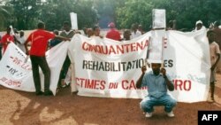 Les proches des victimes de la dictature d'Ahmed Sékou Touré entre 1958 et 1984 manifestent à Conakry, le 3 octobre 2008.