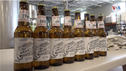 Muestra de las botellas de cerveza "Unbranded" que ahora contienen alcohol sanitizante.