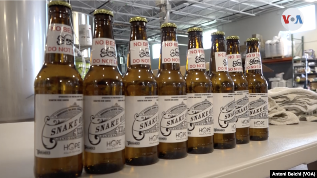 Muestra de las botellas de cerveza "Unbranded" que ahora contienen alcohol sanitizante.