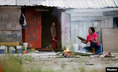 Para pekerja migran dari Indonesia di luar gubuk mereka di Kuala Lumpur, Malaysia, 19 Juni 2011. (Foto: Reuters)