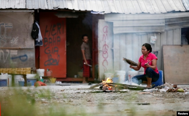 Para pekerja migran dari Indonesia di luar gubuk mereka di Kuala Lumpur, Malaysia, 19 Juni 2011. (Foto: Reuters)