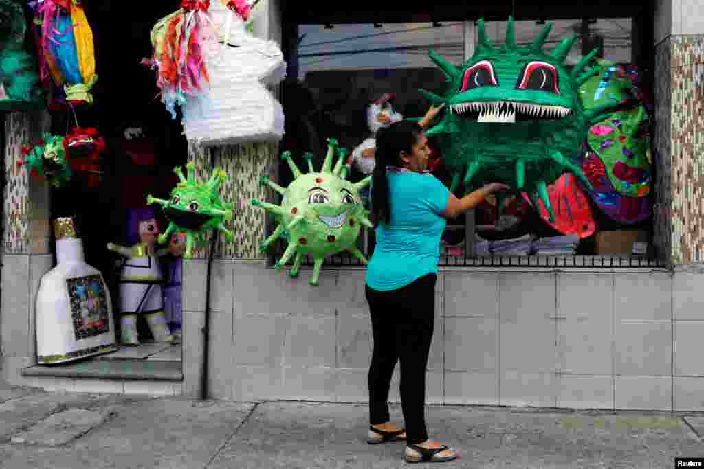 Las ganas de seguir adelante impulsa a la sociedad, tal y como se ve en la creatividad de estas pi&#241;atas, que ilustra el coronavirus, en Guatemala.