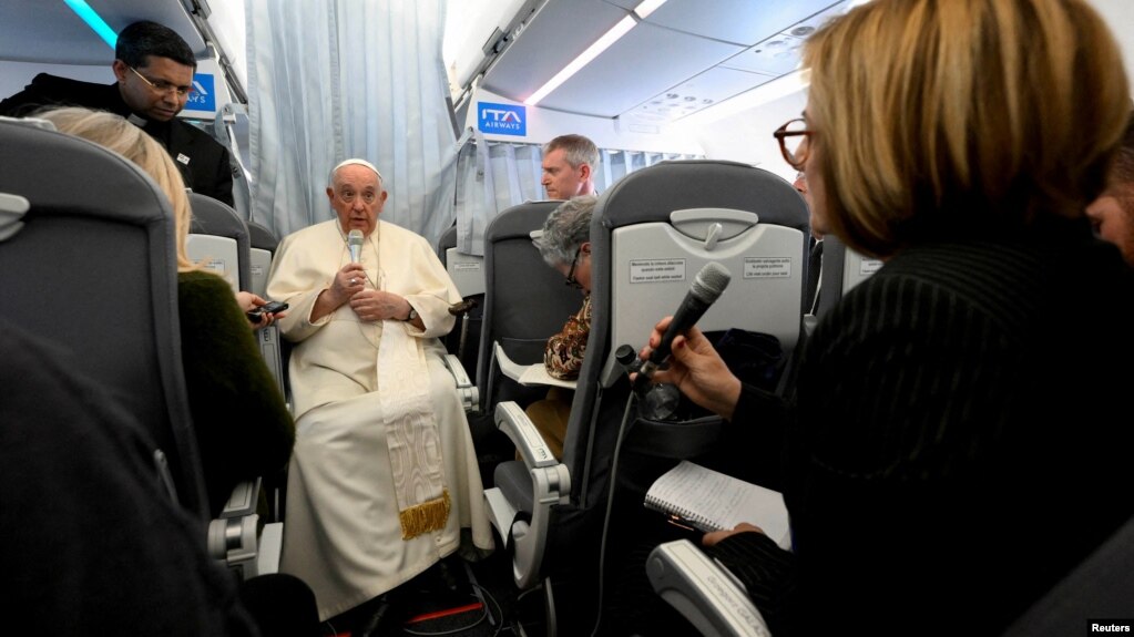教宗方济各在结束对匈牙利的访问乘飞机返回梵蒂冈途中召开记者会。(2023年4月30日)(photo:VOA)