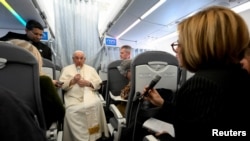 Папа Франциск: пресс-конференция на борту самолета. 30 апреля 2023 г. 