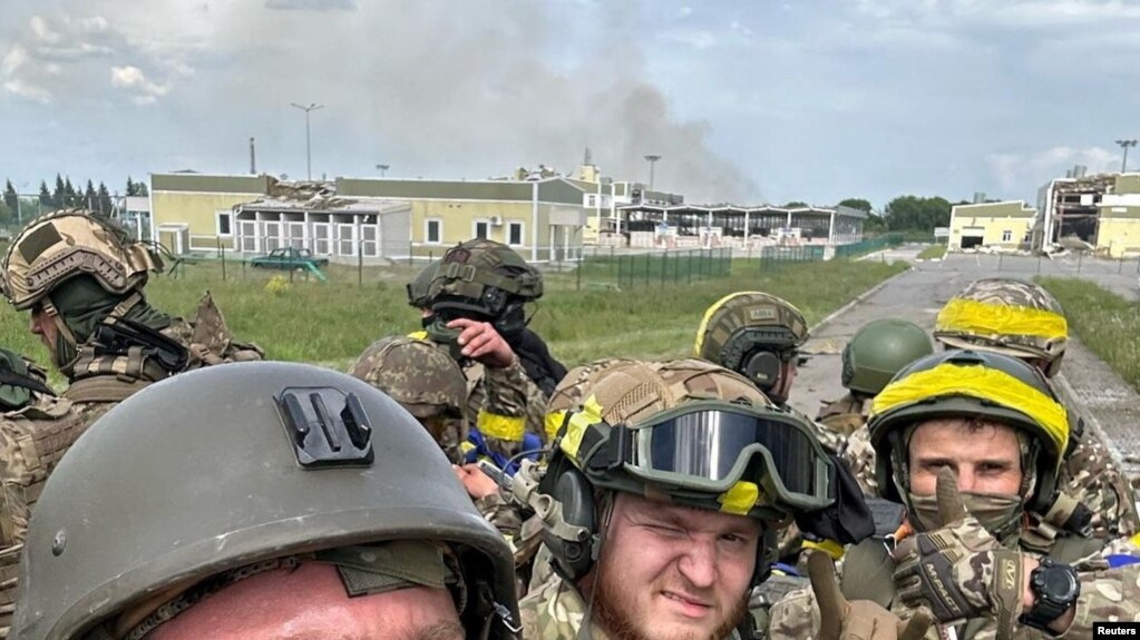 Các binh sĩ của Quân đoàn tình nguyện Nga (RVC), ngồi trên xe bọc thép tại cửa khẩu Graivoron ở Kozinka, vùng Belgorod, Nga, ảnh được công bố ngày 23/5/2023.