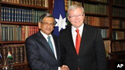 Indian Minister of External Affairs S. M. Krishna (L) and his Australian counterpart Kevin Rudd (R) shake hands after a joint press conference in Melbourne, 20 Jan 2011