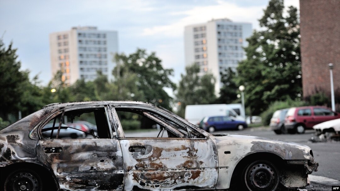 Oštećeni automobil u Amienu