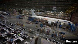 Boeing 787 markalı təyyarənin yığılması minlərlə adamın birgə əməyini tələb edir.