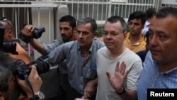 改為軟禁在家後，美國牧師布倫森從土耳其伊茲米爾的監獄獲釋後回到家。 (2018年7月25日)
