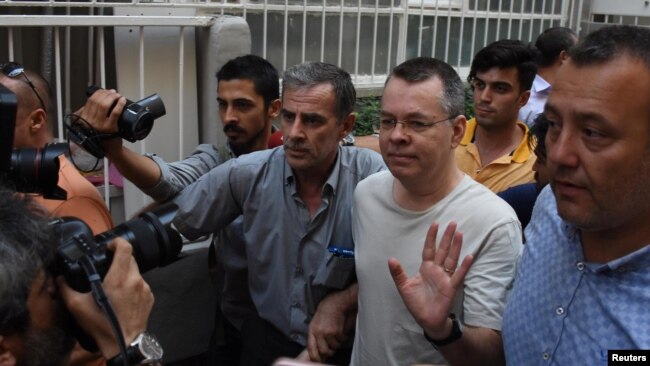 改为软禁在家后，美国牧师布伦森从土耳其伊兹米尔的监狱获释后回到家。(2018年7月25日)